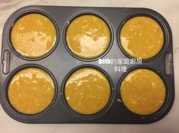 step13: 將擠花袋剪開，倒入麵糊至烤模9分滿