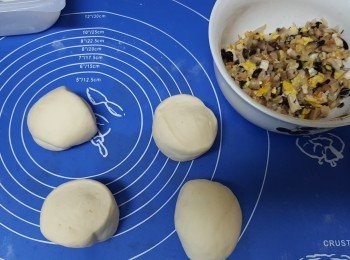 step1: 先把做包子的材料順序放入麵包機內，用搓粉，發酵功能。一小時二十五分後，把麵團分成60 g 可做6個包子。

待小麵團靜止十分鐘後，把小麵團搓壓成圓形，中間皮要厚些。然後放入已炒好的餡料做形。

再放回煲內發酵30-40 分鐘。冷水起計用大火蒸約15 ~17 分艟。熄火後，待5分鐘才開蓋。完成!