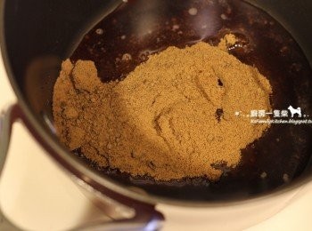 step1: <span class="group_1">焦糖凍</span>黑糖+冷開水放入小鍋中輕輕搖晃混合。