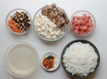 step1: 米先洗淨備用，乾香菇先浸泡20分鐘，竹筍,香菇先切丁。 蝦米浸泡10分鐘後，瀝乾備用。