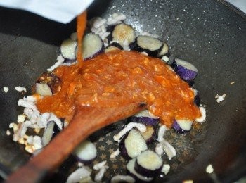 step5: 再倒入麻婆醬汁滾煮