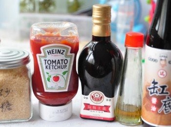 step8: 準備使用【梅狀元老梅膏】與<span class="group_4">醬料2</span>調和均勻製作梅膏茄汁醬