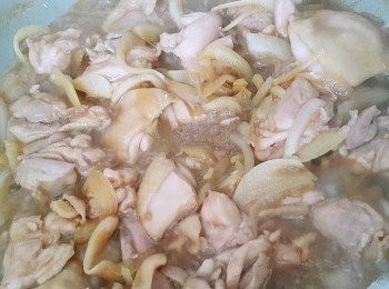 step4: 將步驟2倒入加入少許水一起煮至縮汁~起鍋時撒些白芝麻完成