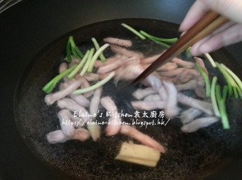 step3: 鑊中加入一半份量的薑片 , 蔥段及酒煮滾 , 放入鴨舌蓋上蓋用中火出水10分鐘