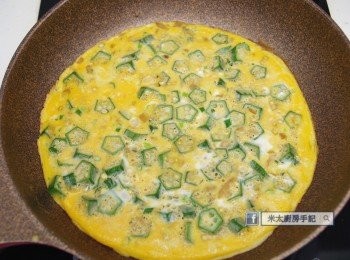 step3: 關火關鍋蓋焗3－4分鐘或至蛋餅表面的蛋全凝固，把蛋餅滑到碟上。