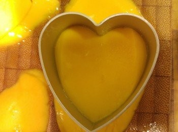 step2: 芒果切粒和切出心型花,芒果粒留四分三備用,