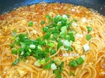 step8: 灑入葱花，從鍋邊倒烏醋，拌勻即可。