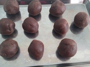 step5: 紅豆蓉分成10分，搓成圓球備用。
