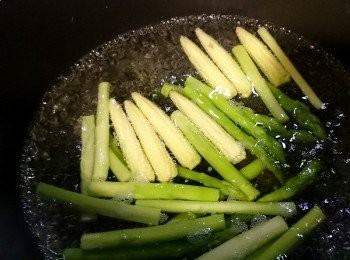 step2: 煮開半鍋水，鍋中放少許油及糖，以中火川燙約3分鐘左右，撈起瀝乾。