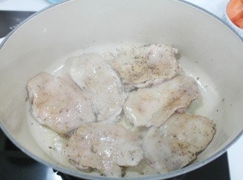 step3: 雞肉兩面皆上色後先取出。