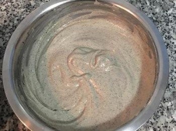 step8: 接著再取1/3蛋白霜，再次混勻。