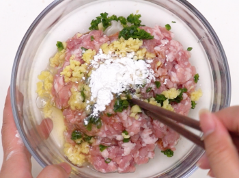 step2: 豬肉加入蔥、薑、<span class="group_2">醃料</span>攪拌均勻