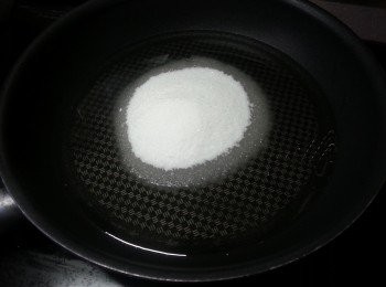 step5: 用平底鑊落油將糖煮溶