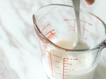 step2: 把檸檬汁加入牛奶中，攪勻備用。（如找到buttermilk可用75 ml buttermilk代替此食譜中的牛奶和檸檬汁。）