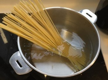 step12: 扁意粉加入鹽水中煮至七成熟。時間多少，請跟包裝上的指示。