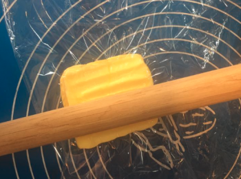 step4: 用保鮮紙包住120g牛油，用木棒打淋，然後碌成12cm x12cm 方形，放入冰箱雪至硬。 （約10-13分鐘）