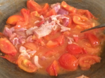 step4: 接著下瘦肉一起翻炒，下少許糖，蔥花炒勻，即可。