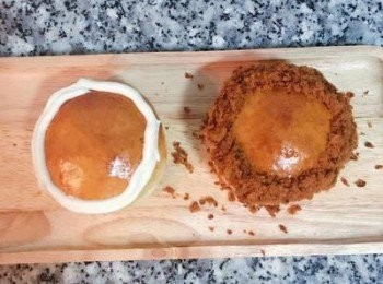 step14: 等麵包放涼時，可以隔水加熱巧克力和奶油，用來畫獅子的臉。 麵包涼之後，用美奶滋在麵包上擠一圈，並灑上肉鬆，接著就可以畫自己喜歡的圖型了！眼睛和鼻子是用筷子沾巧克力畫的，其他較細的部份則是用竹籤。