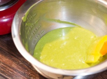 step5: 將四分一<span class="group_2">蛋白霜</span>加入<span class="group_1">蛋黃糊</span>，用切拌法拌勻