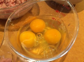 step2: 雞蛋打入量杯，記下分量，加入**1.5倍水**，少許鹽，拌勻
(如3隻雞蛋共150ml, 就加225ml 水)