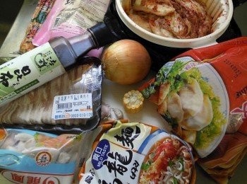step1: 備好材料，洋蔥切絲、泡菜切小段備用