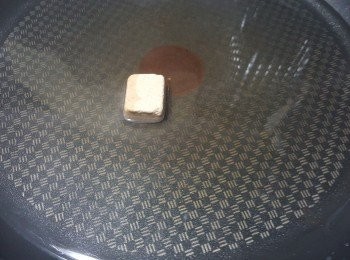 step13: 將250g食用開水,加入一粒香菇海帶湯塊煮成素高湯