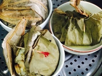 step2: 取荷葉放在碗上 (有竹蒸籠更好)，放冬菇、米和水 (米水比例和平時煮飯一樣，1杯米:1.5杯水)，包好或用竹纖封口，大火蒸25分鐘。