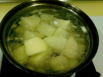 step1: 馬鈴薯削皮切塊 用水煮10分鐘 煮熟軟化後倒出水份 轉小火將鍋子舉高離火 烤乾水份 要攪拌必免烤焦