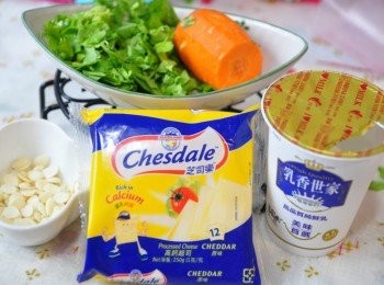 step1: 備料:將芹菜葉洗淨稍微切一下、紅蘿蔔切塊狀、杏仁片、鮮奶、【芝司樂】起司片
