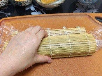 step6: 用壽司蓆輔助，把飯捲成條狀