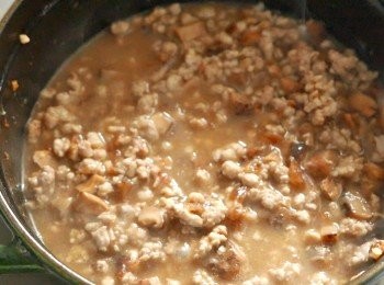 step6: 加入浸冬菇的水、花生醬和冰糖拌勻，煮至滾起後，蓋上調至中小火，多煮 6 分鐘。