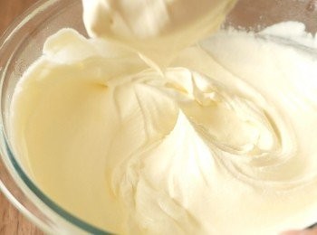 step3: 在另一個碗中，加入淡忌廉B和砂糖B打至企身。