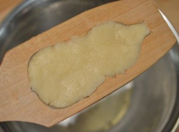 step3: 麵糰靜待15分鐘後，取出再搓揉半分鐘，並分成數等份（份量視乎餅模大細而定）。

準備一個豬型模，掃上少許油方便脫膜，放入麵糰，用手掌壓平。

然後用力將餅模拍敲砧板兩次，使豬型麵糰脫模。