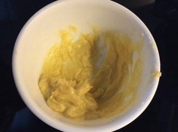 step2: 用叉將榴槤肉顏成蓉