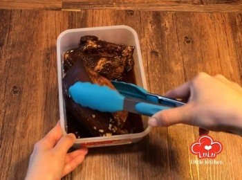step6: 於雪櫃取出食物盒，反轉五花腩，令另外一面都能吸收醬汁