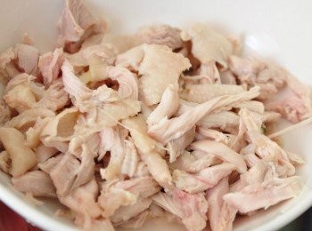 step3: 將稍涼的雞腿肉絲成細絲狀