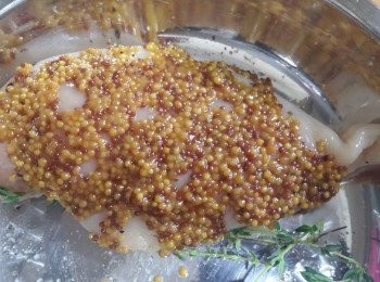 step2: 將蜜糖芥末籽、鹽及黑胡椒碎塗抹在<a href="https://bit.ly/3EZL8dD" target="_blank" data-keyword="雞胸" class="guide-link"><strong>雞胸</strong></a> <span style="display:inline-block;vertical-align:middle;margin-top:-3px;color:initial;border-radius:3px;padding:2px 3px;font-size:12px;line-height:14px;background:#87d300;color:#fff;">即買</span> 上