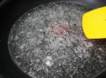 step6: 將白砂糖炒溶,煮到水份”傑”身,出現大量泡沫