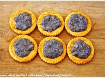 step2: 將莉絲餅放在粘板上，上層塗抹一層黑木耳米布丁。