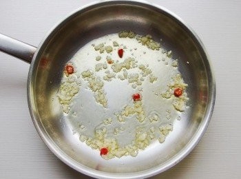 step3: 準備一個平底鍋放入少許橄欖油熱鍋後,爆香蒜末及辣椒末