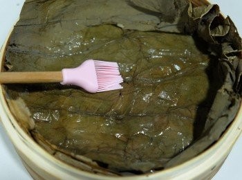 step3: 鋪在蒸籠的底部，塗上少許油。