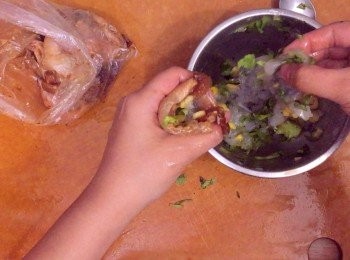 step6: 之後把蝦膠釀入<a href="https://bit.ly/3zHU5V3" target="_blank" data-keyword="雞翼" class="guide-link"><strong>雞翼</strong></a> <span style="display:inline-block;vertical-align:middle;margin-top:-3px;color:initial;border-radius:3px;padding:2px 3px;font-size:12px;line-height:14px;background:#87d300;color:#fff;">即買</span> ，切口用牙籤封實