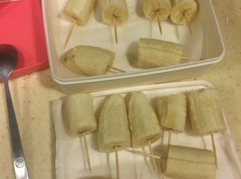step1: 先將香蕉連皮進冷凍庫冰30分鐘
稍微有些硬度之後拿出來剝皮、切3-4段
用牙籤插住