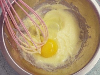 step5: 打入雞蛋一顆拌勻。