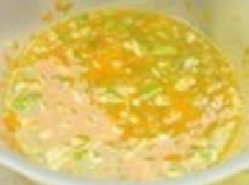 step2: 把雞蛋打在碗裡，徹底的攪拌好，然後加入1和鹽，攪拌