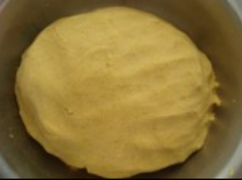 step5: 用4混合好的把玉米麵、豆麵和成軟麵團（水量不宜過大，不粘手，落盆即散為佳）；