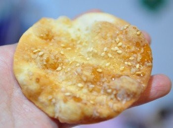 step8: 女兒指定加烤的~芝麻甜餅風味(塗抹橄欖油，加入砂糖及白芝麻)