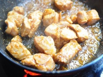 step4: 讓肉塊均勻的沾裹香濃的咖哩，慢慢煎熟