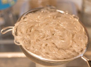 step6: 另外煲滾水，按包裝煮熟冬粉（水滾下冬粉煮約 5 - 6 分鐘至熟，撈起過冷河三次，再隔乾水)