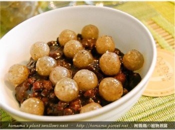 step3: 撕開黑木耳QQ圓(起司口味)的封膜，並直接添加在熱紅豆泥上。